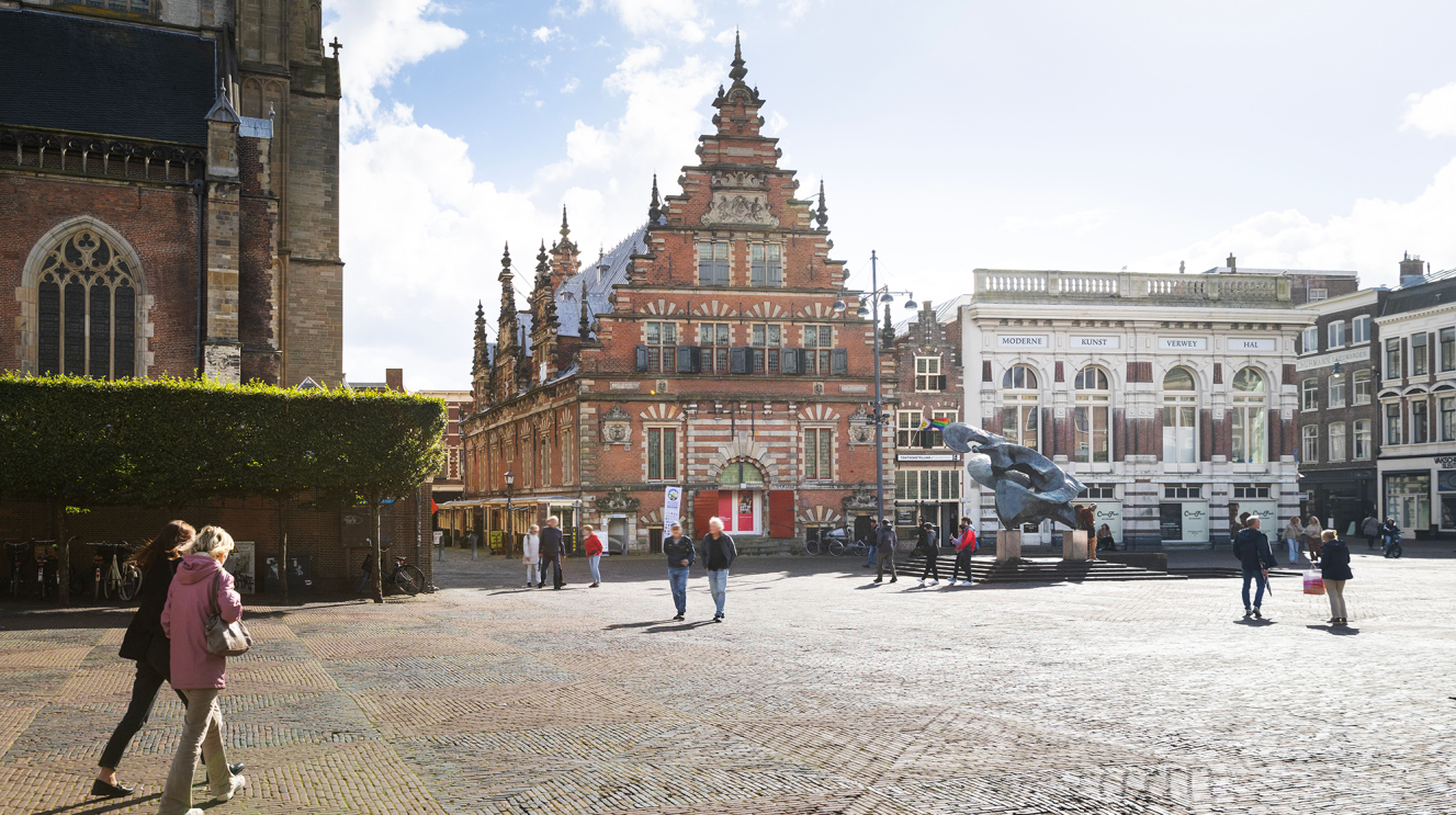 Mensen op de Grote Markt 