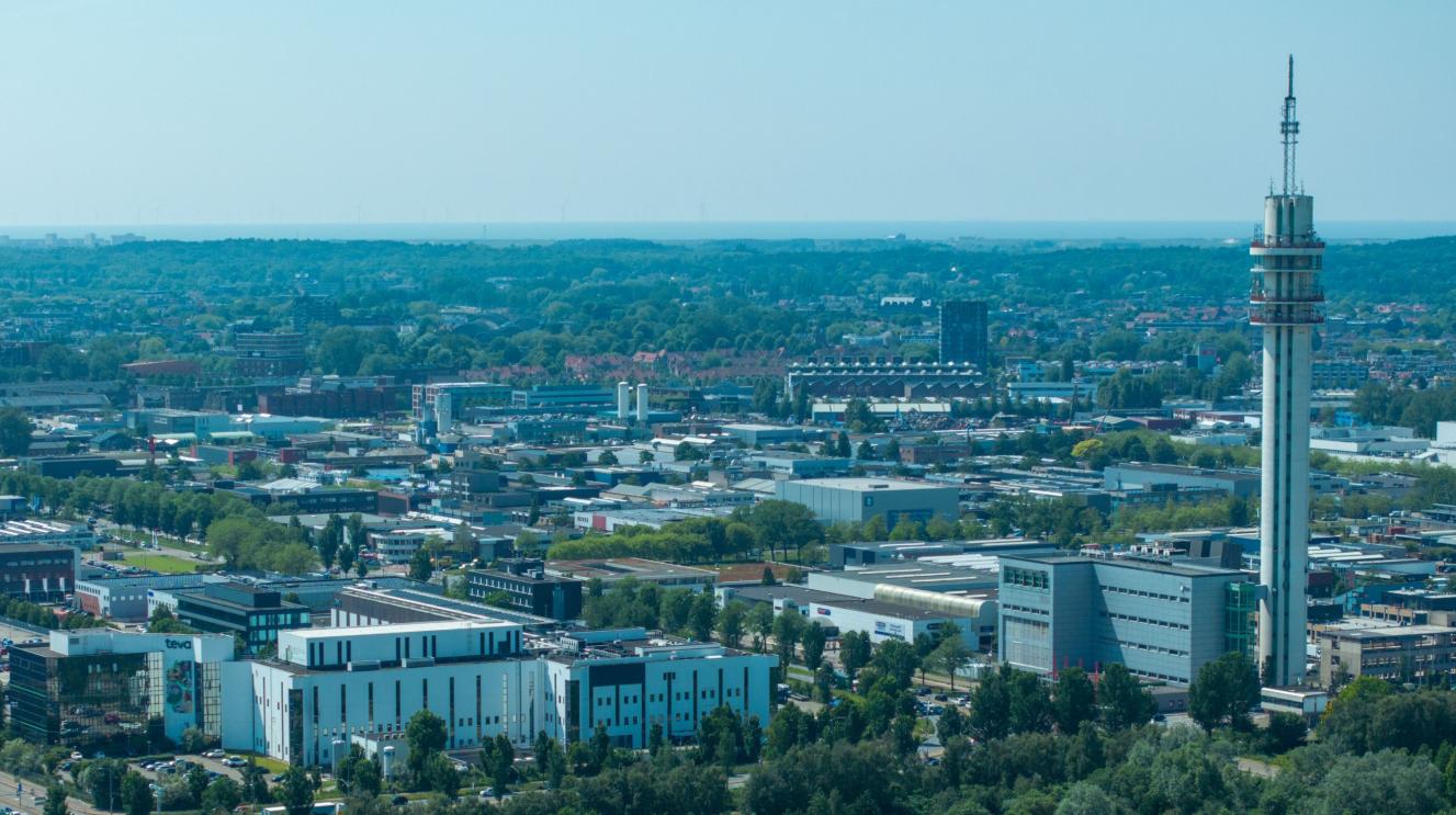 Luchtfoto van de Waarderpolder met op de voorgrond de KPN-toren