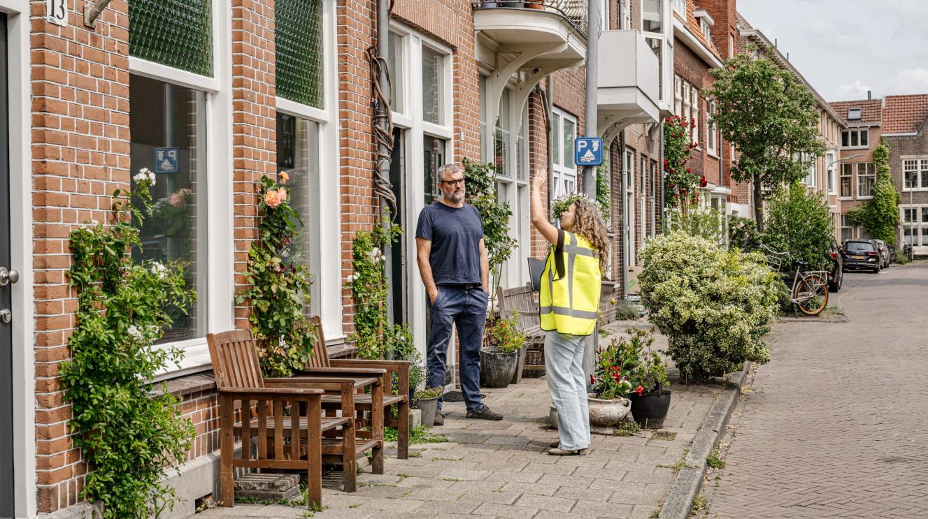 Man en vrouw voor een voordeur in gesprek