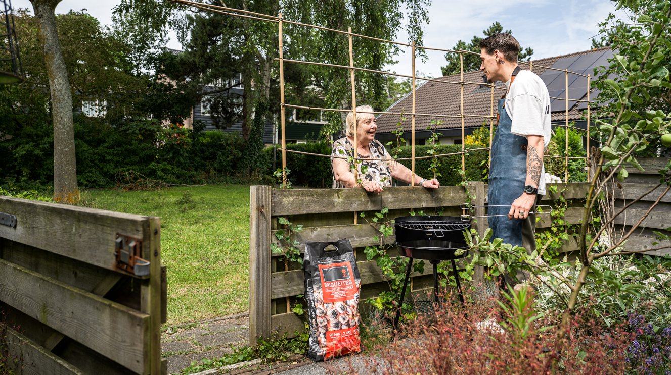 2 buren in gesprek bij een barbecue