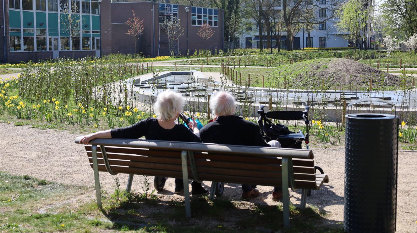 Twee bejaarden op een bankje buiten