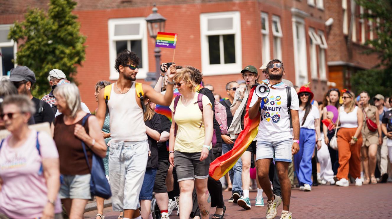 Groep mensen die lopen in de Pride March.