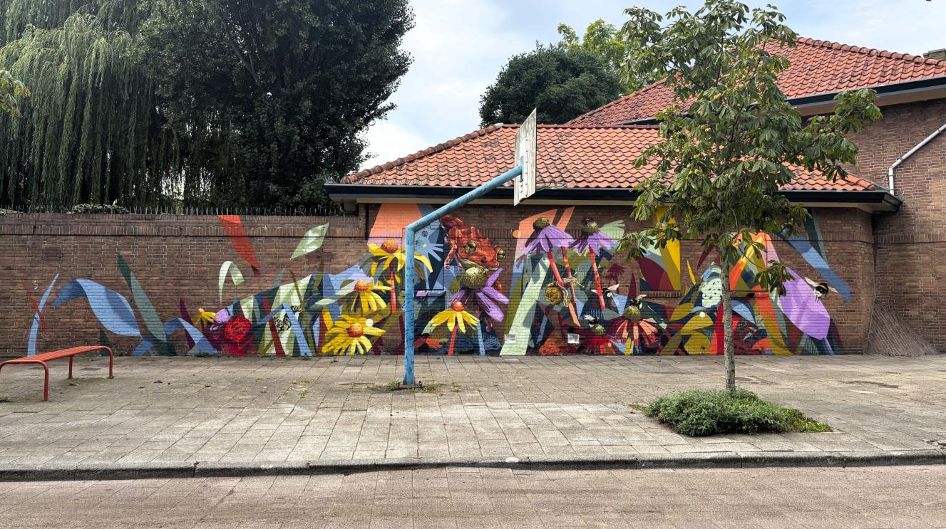 Kleurrijke muurschildering op de Nijlstraat
