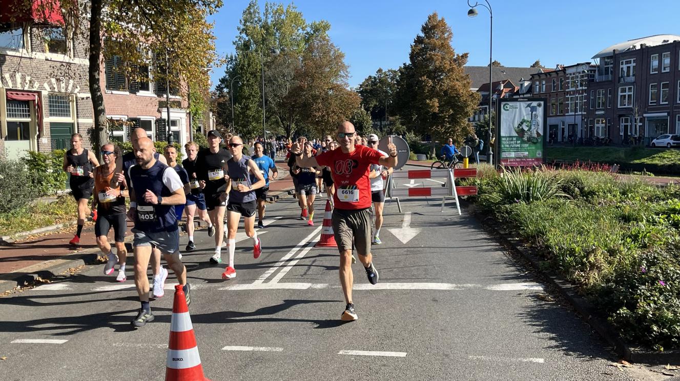 Een man rent de Halve van Haarlem