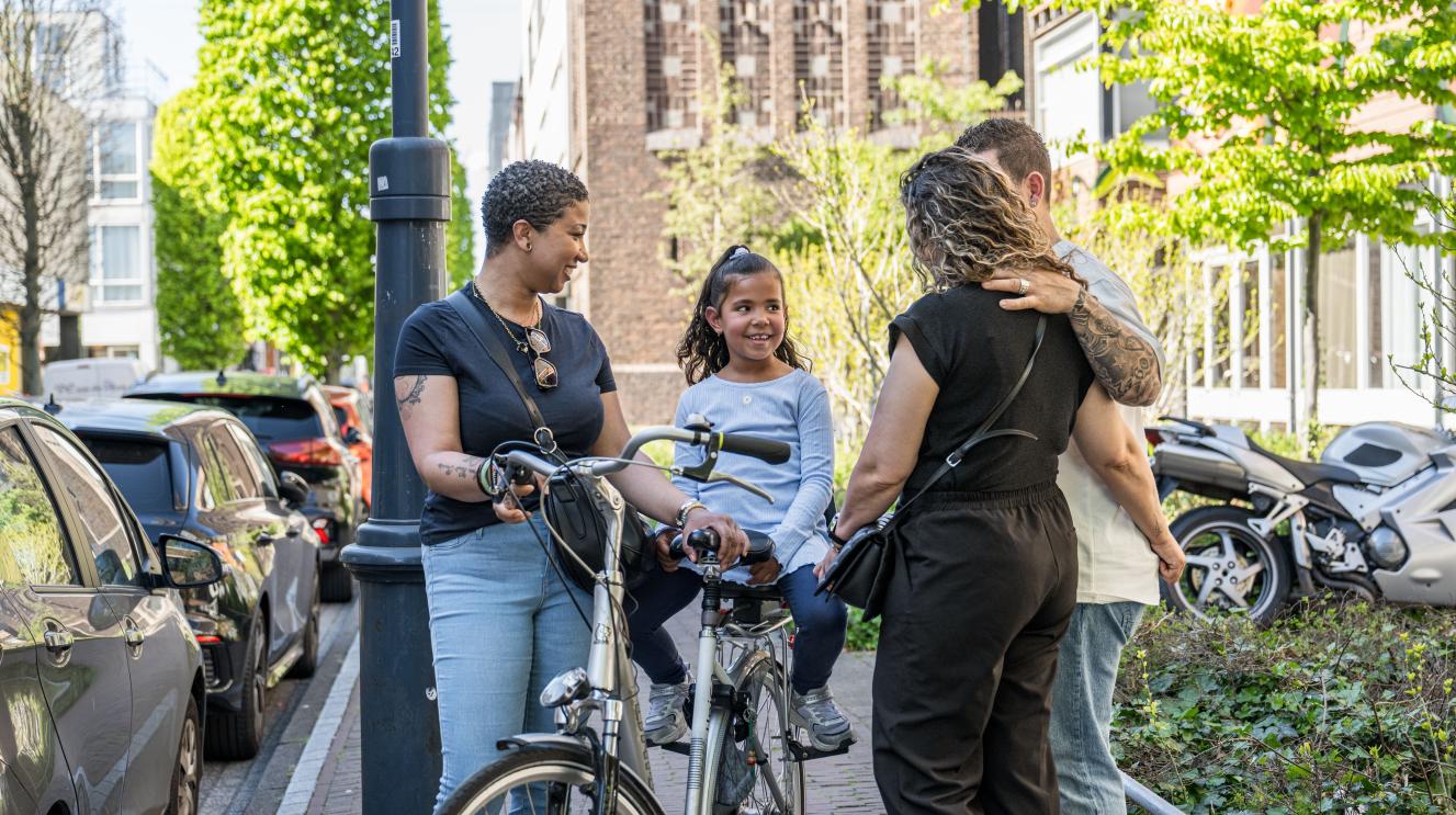 Mensen die elkaar tegenkomen in de Amsterdamstraat. Foto door Koen van der Lee