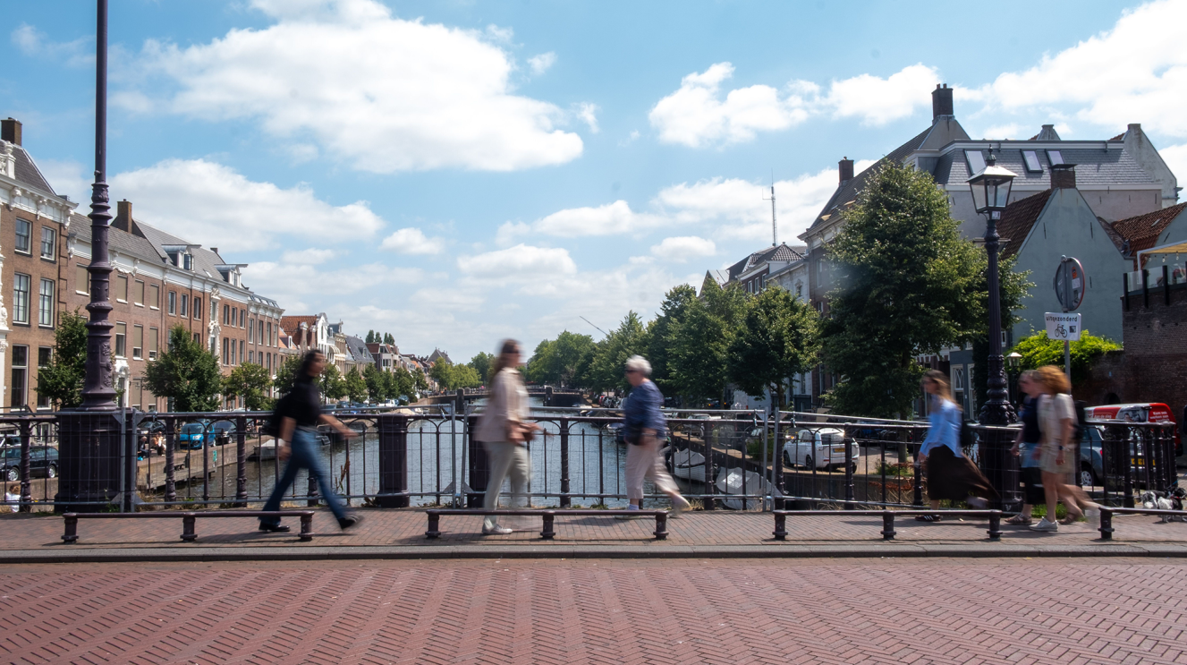Mensen lopen over de Kruisbrug
