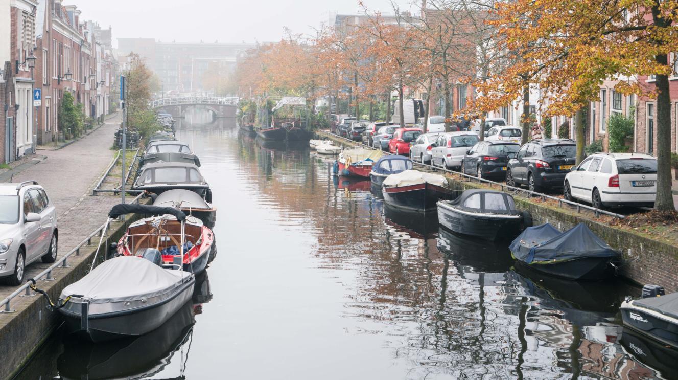 Burgwal bij mistig weer