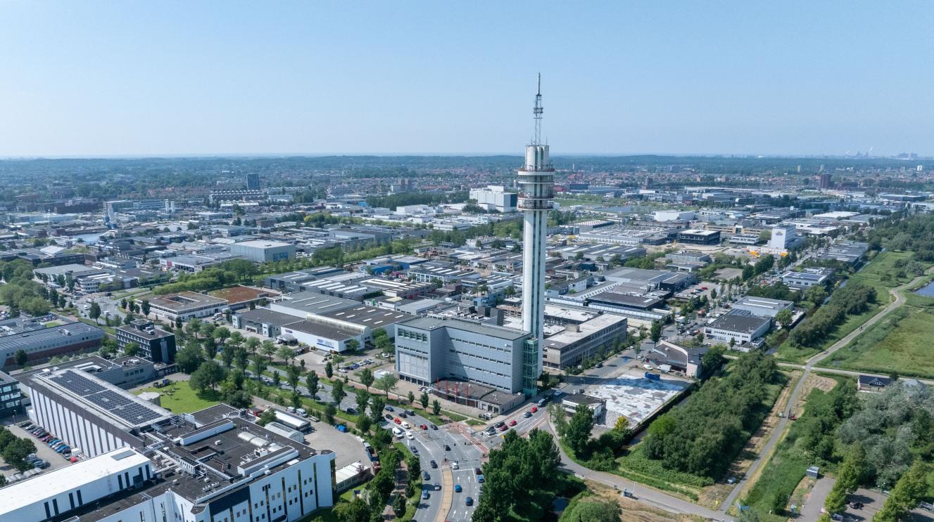 Waarderpolder vanuit de lucht met in het midden de KPN toren