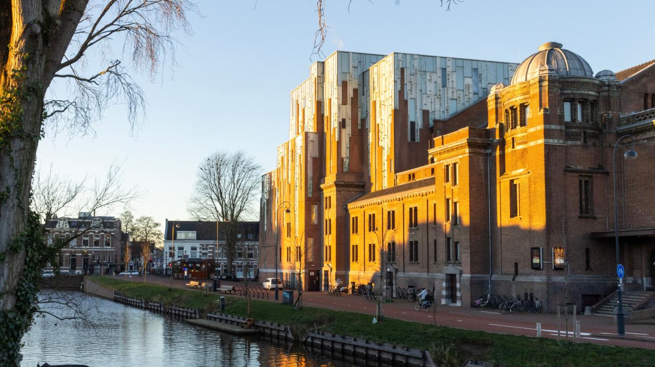 Foto van een gebouw tijdens zonsopkomst
