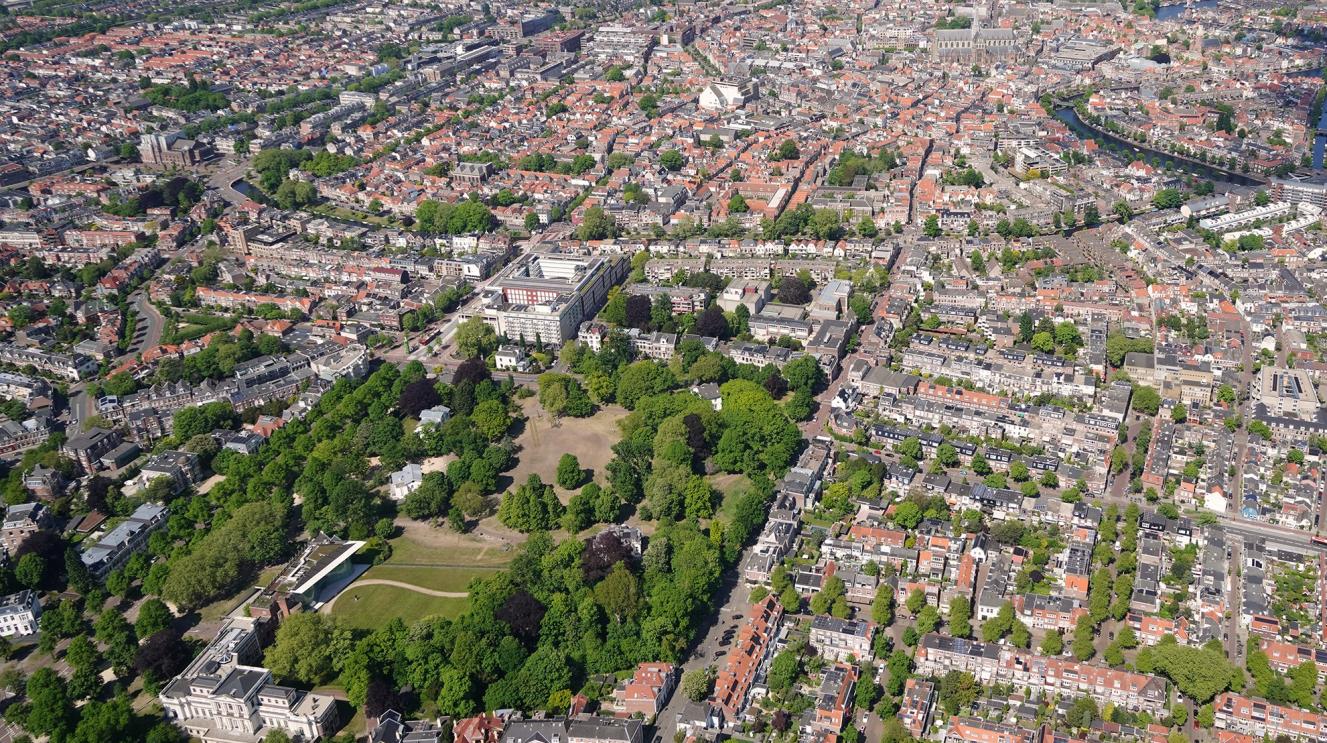 Luchtfoto Haarlem met Frederikspark en de Baan.