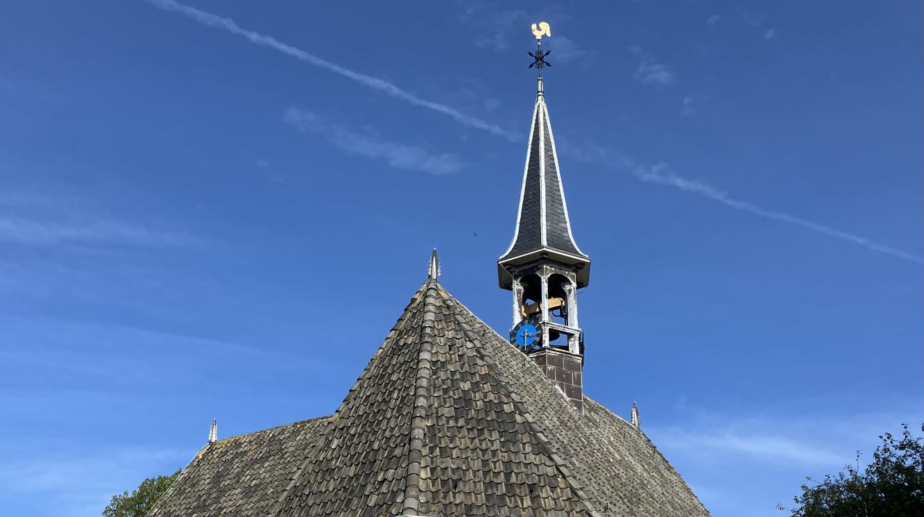 De gerestaureerde kerktoren van Spaarndam