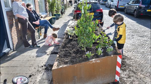 Kinderen tuinieren in plantenbak