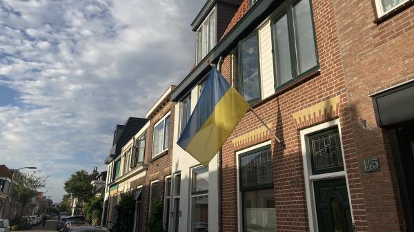 Wapperende Oekraïense vlag aan Haarlems huis 