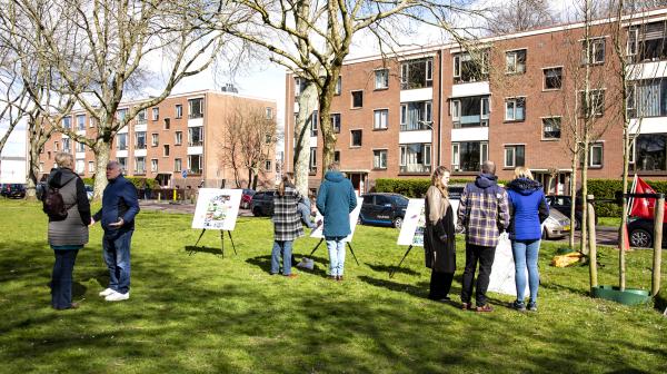 Buurtbewoners gaan met elkaar in gesprek op het Einsteinplantsoen