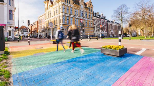 Het regenboogzebrapad op de Parklaan