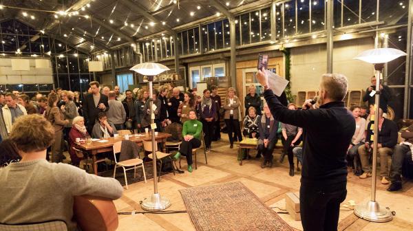Een initiatiefnemer pitcht in het Kweekcafé