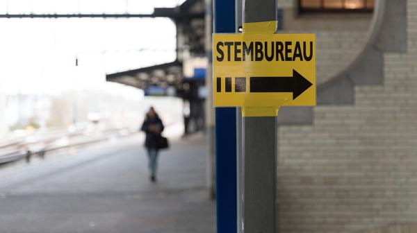 Stembureau op station Haarlem