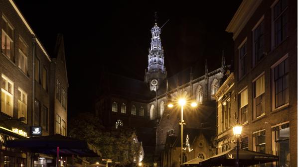 De Grote of St. Bavokerk in de avond gezien vanaf de Oude Groenmarkt.