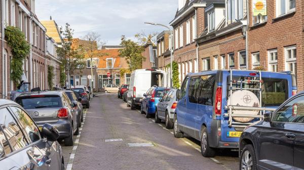 Geparkeerde auto's in de Lotterstraat