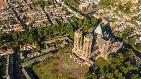 De koepelkathedraal en het groen eromheen gezien vanuit de lucht.
