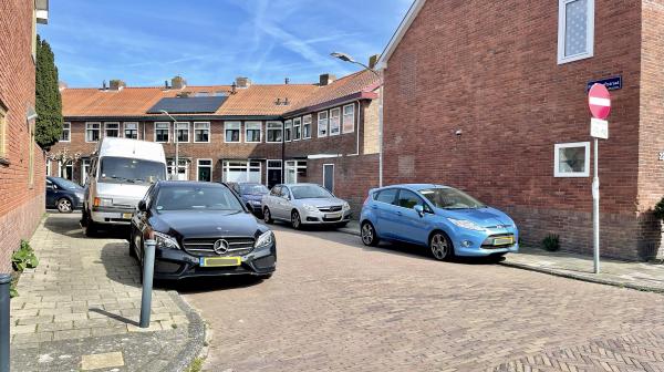 Geparkeerde auto's in smalle straat