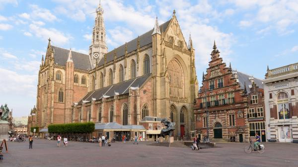 De Grote Markt met het Archeologisch Museum