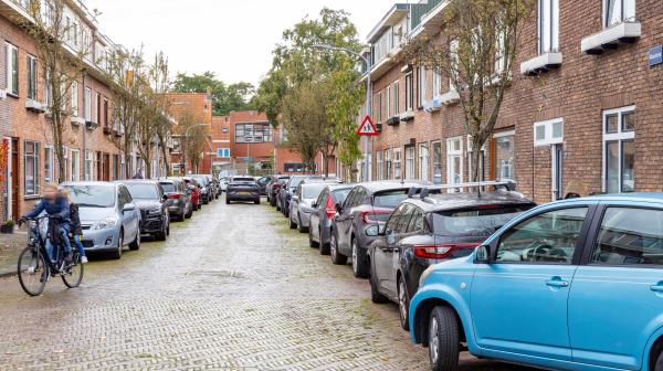 Geparkeerde auto's in de Maasstraat in Haarlem