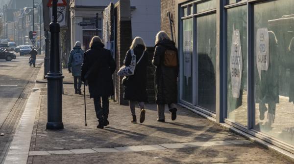 mensen op straat in het centrum van Haarlem