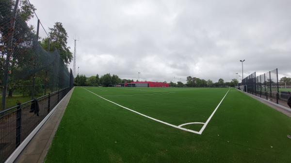 Een kunstgrasveld voor voetbal van sportvereniging Onze Gezellen in Haarlem-Noord