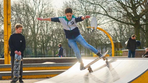 Skatende jongen