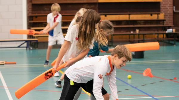 Kinderen die sporten in een gymzaal