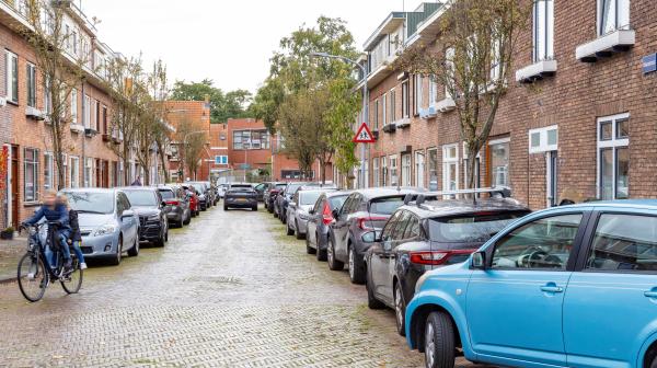 Geparkeerde auto's in de Maasstraat