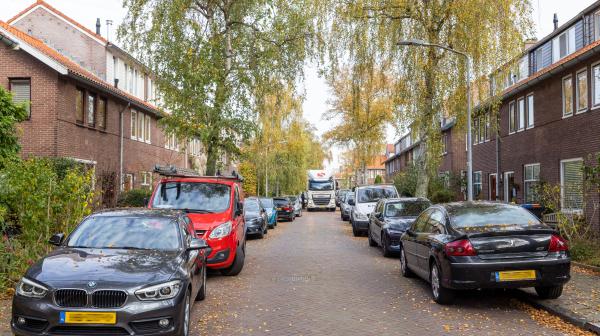 Geparkeerde auto's in de Dickmansstraat