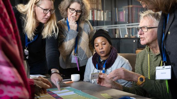 Leden van het burgerberaad zijn met elkaar in gesprek