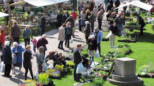 Haarlemmers op de jaarlijkse markt voor biologische planten