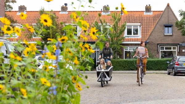 Gezin op de fiets in een straat in Haarlem