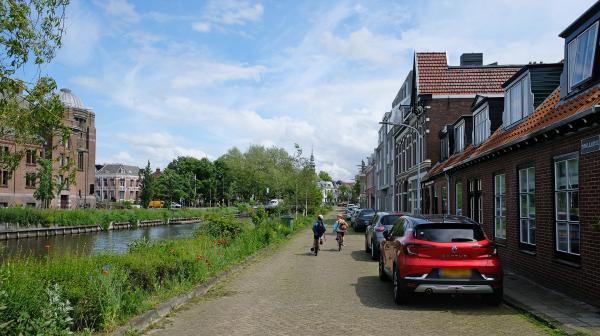 Fietsende kinderen en geparkeerde auto's op het Tuinlaantje