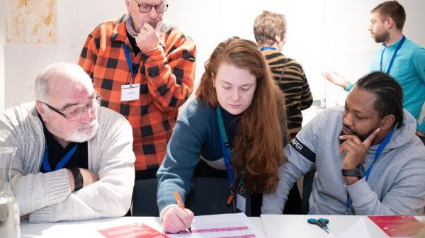 Deelnemers aan het burgerberaad in gesprek