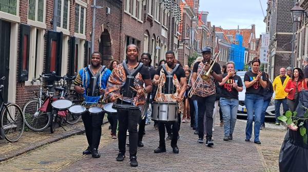 Een brassband tijdens Keti Koti 2023 in Haarlem.