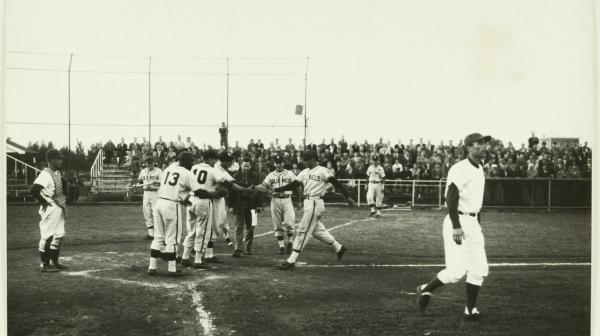 Honkbalspelers op het veld. Foto door Noord-Hollands Archief