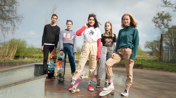 Jongeren op de skatebaan in Molenwijk