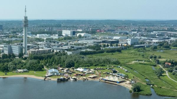 Luchtfoto van festival bij Veerplas