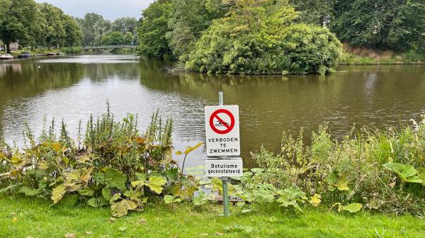 Bord om mensen te waarschuwen voor botulisme 