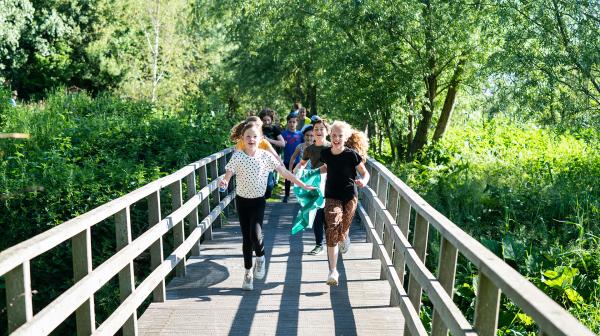 Kinderen rennen over een brug 