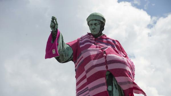 Het beeld van Laurens Janszoon Coster op de Grote Markt, in een roze outfit