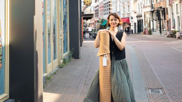 Vrouw met rol stof voor de pop-up winkel in de Kruisstraat