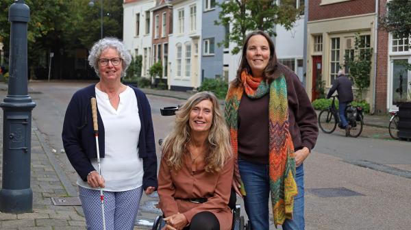 Ilse, Margot en José van Toegankelijk Haarlem die bij elkaar in een straat staan