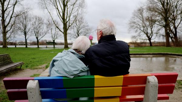 Ouder echtpaar op een bankje