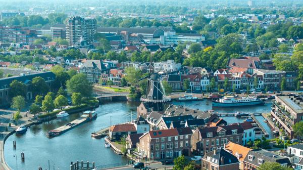 Luchtfoto van Molen de Adriaan. Foto door Milo Dinkelaar