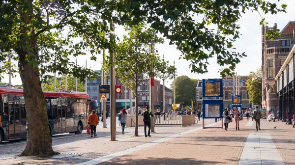 Stationsplein in Haarlem met een bus 